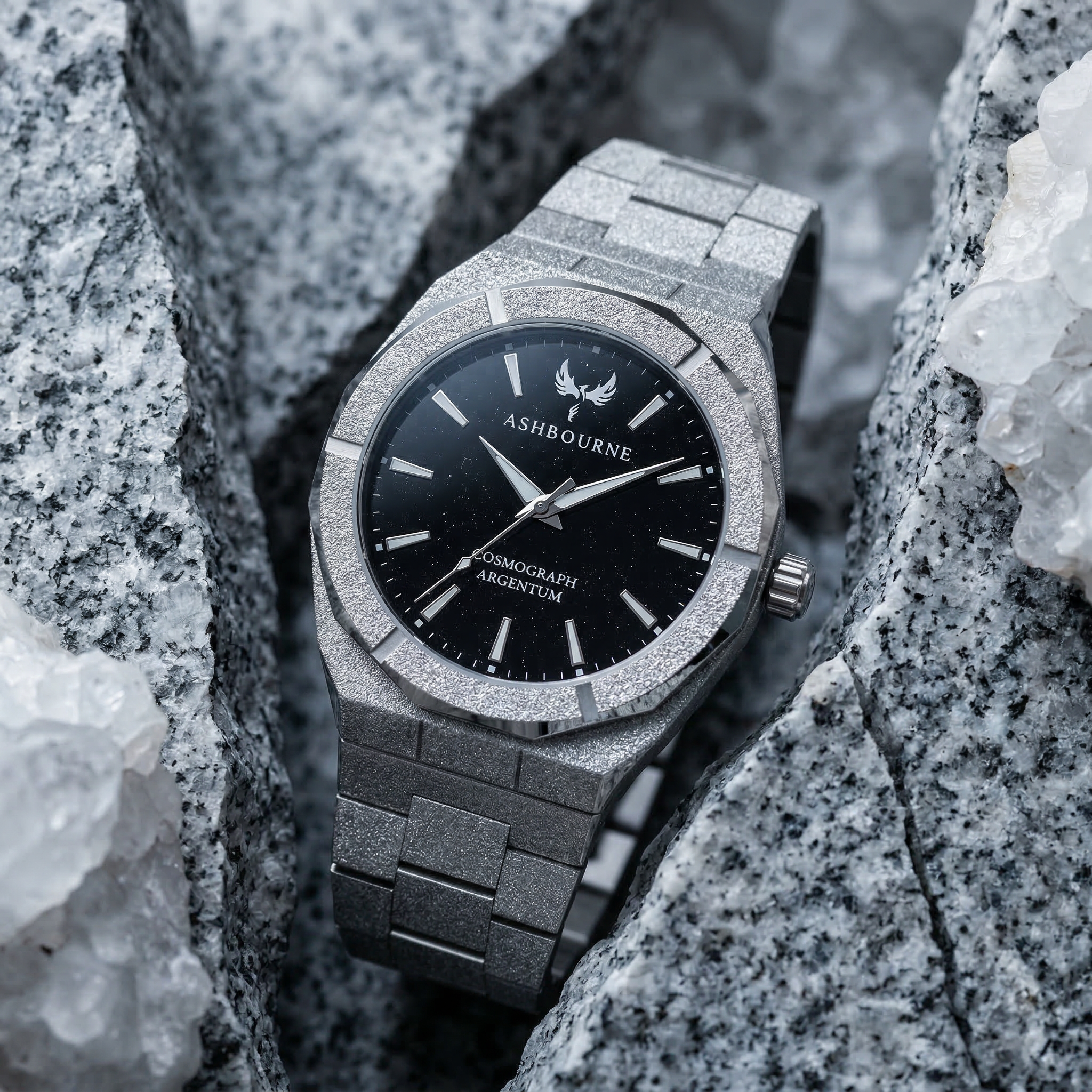 Ashbourne Argentum luxe zilveren herenhorloge met Deep Blue Stardust wijzerplaat op een granieten ondergrond.