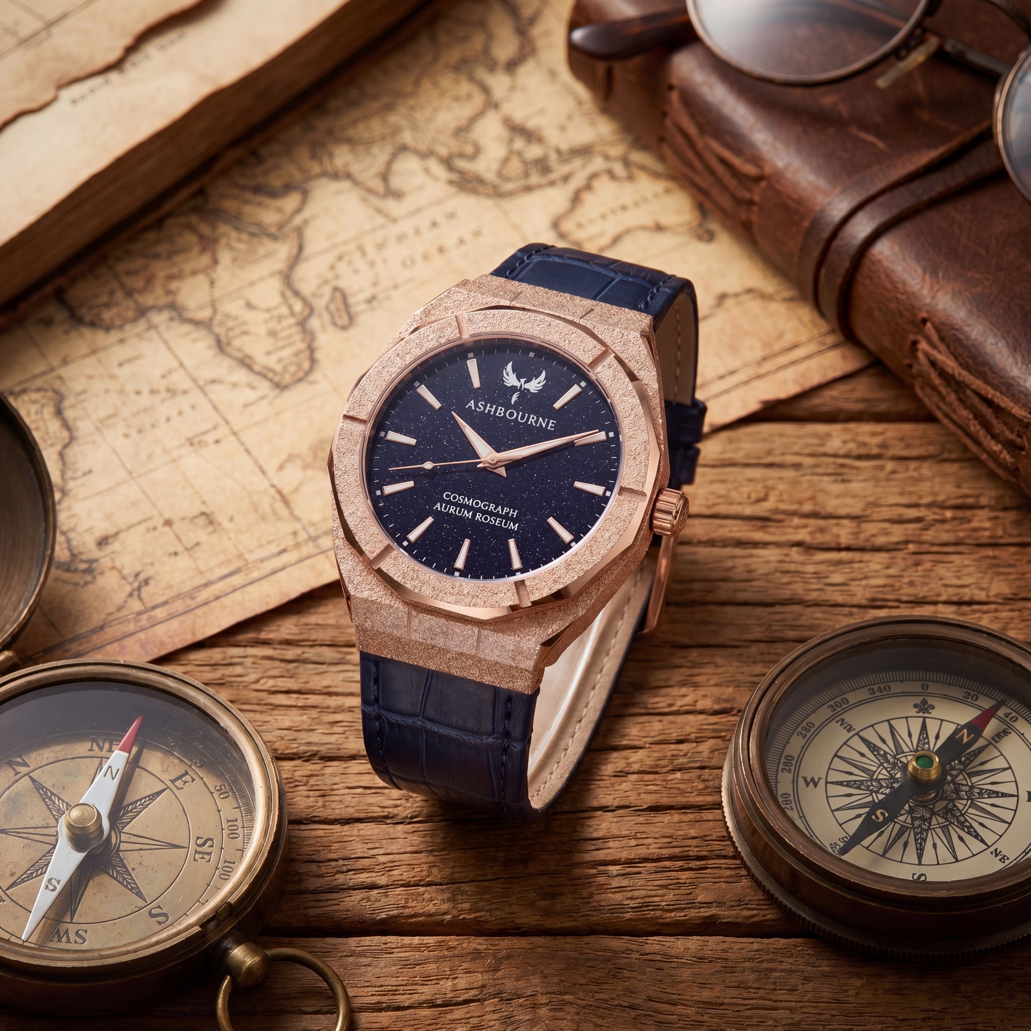 Ashbourne Corium Aurum Roseum luxe roségouden herenhorloge met blauwe lederen gespband in een stijlvolle vintage omgeving.