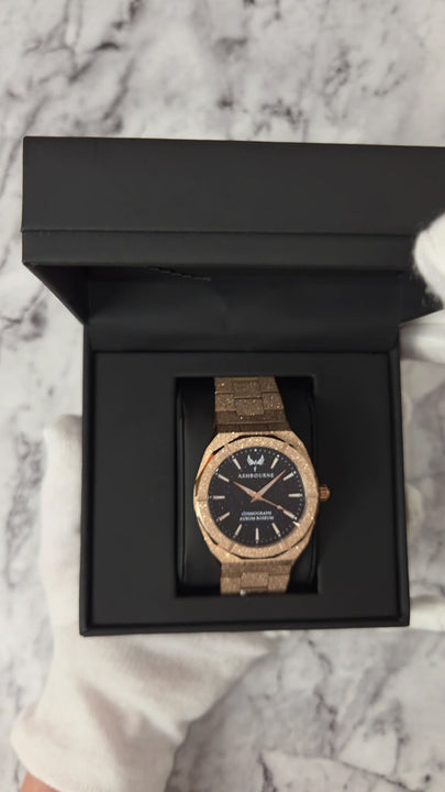 Unboxingvideo van een horloge met een close-up van het design, de wijzerplaat en de band.