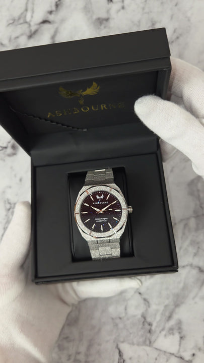Unboxingvideo van een horloge met een close-up van het design, de wijzerplaat en de band.